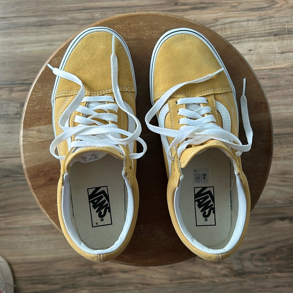 Perfect VANS off the wall. MUSSSTTTAAARRRDDDD white. Suede